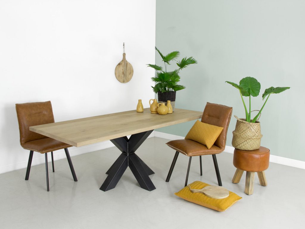 Industriele eikenhouten tafel Fedor met stalen onderstel