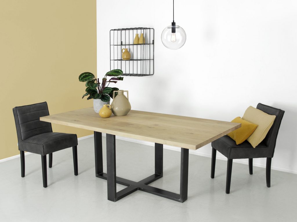 Industriele eikenhouten tafel op maat gemaakt met spinpoot