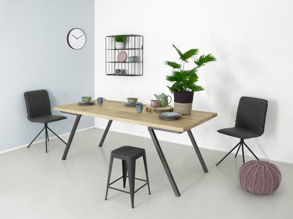 industriele eikenhouten tafel Seven met stalen onderstel