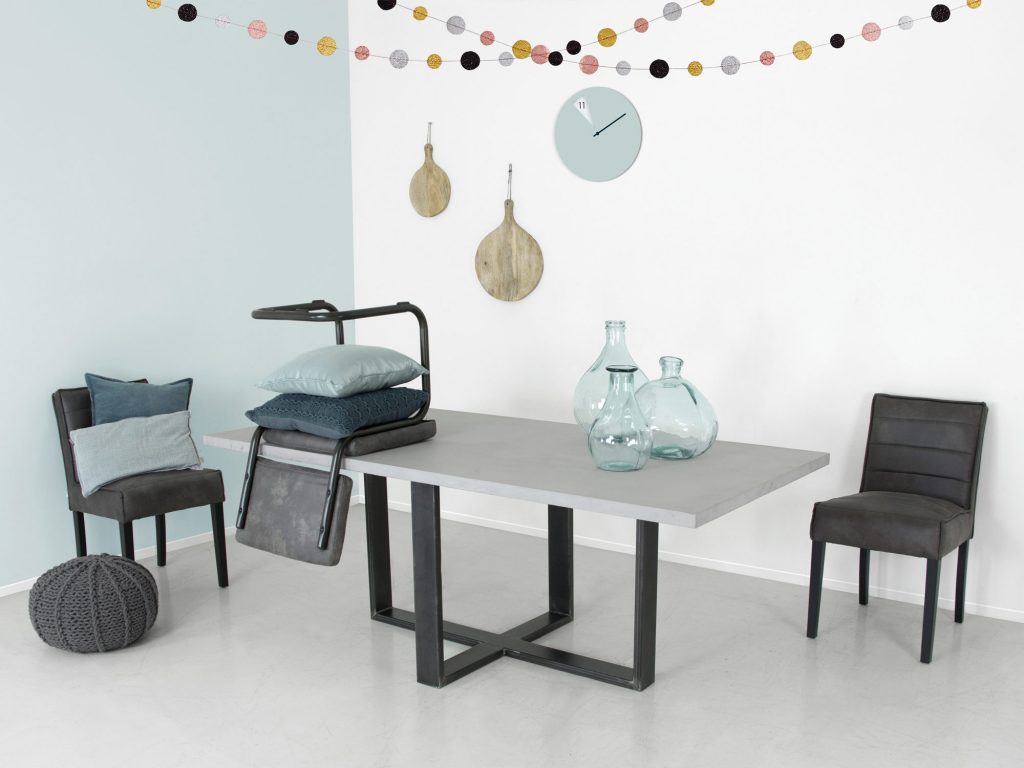 Betonlook eettafel met industriêle spinpoot