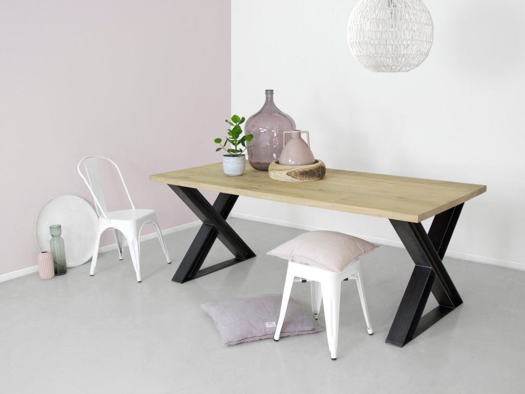 Industriële eettafel met speciale H-profiel X-poot Xander.