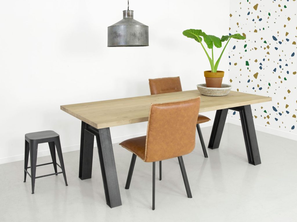 Industriele tafel Verne eikenhout en stalen onderstel
