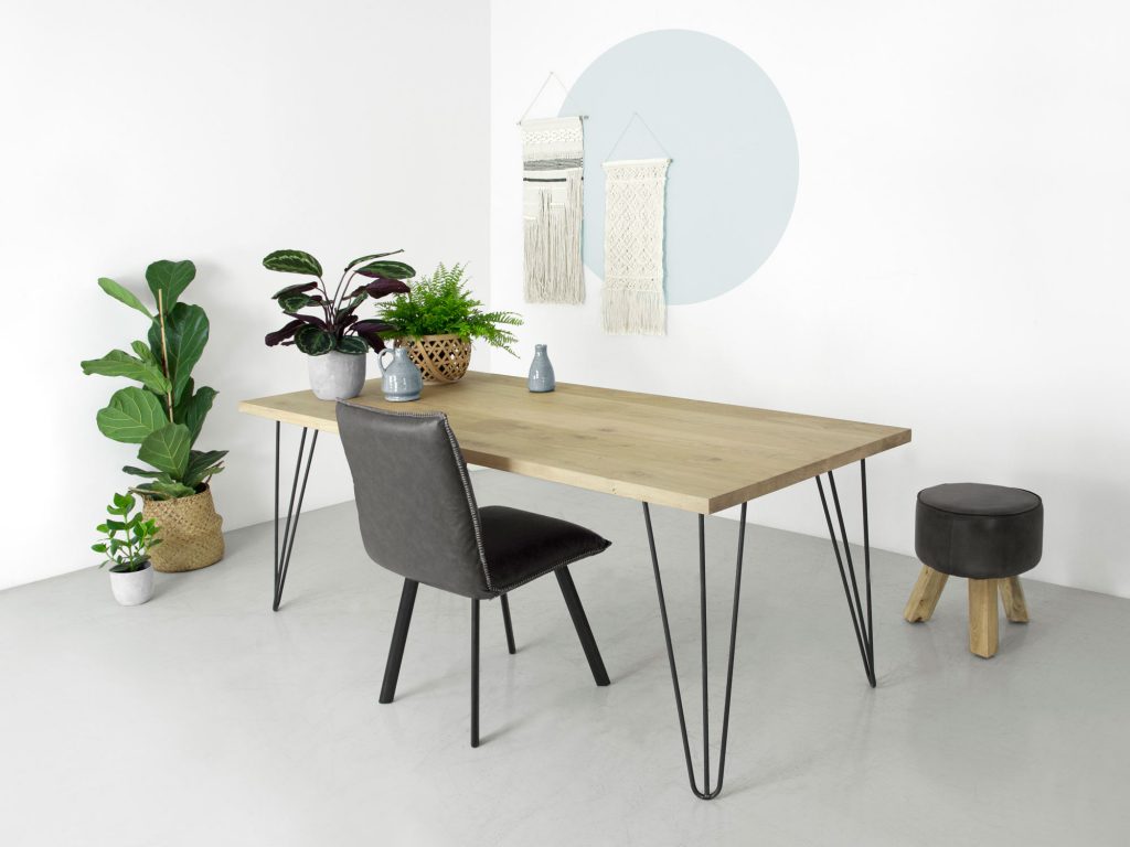 tafel Hester eikenhout en stalen hairpin poten