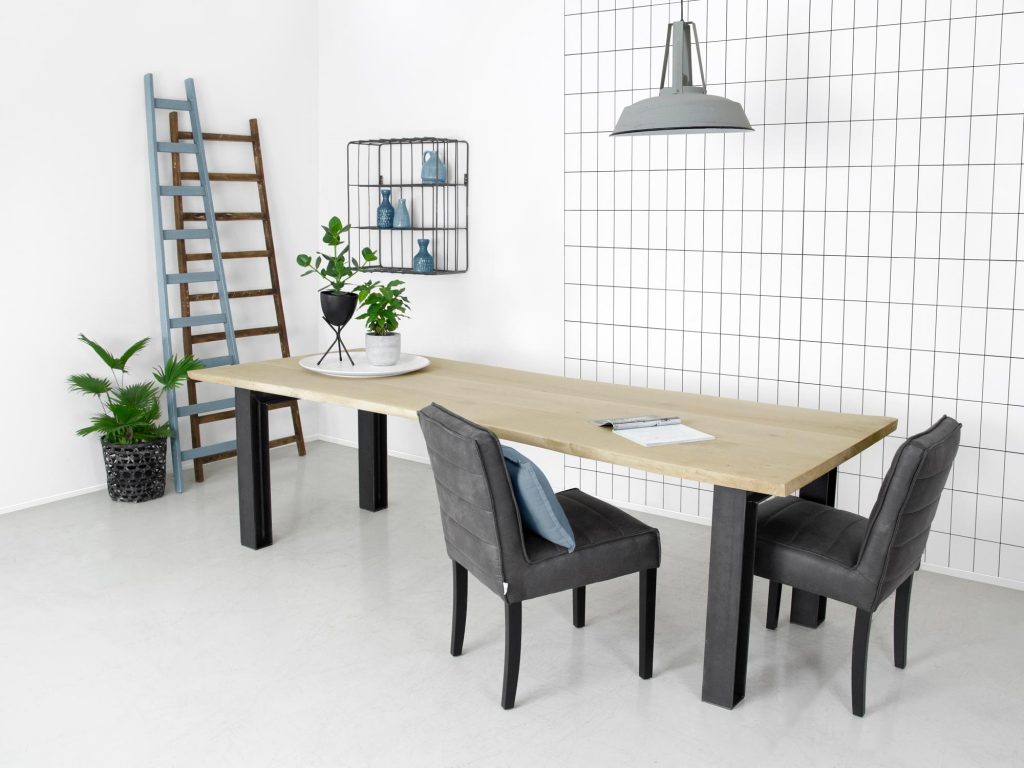 Tafel Bernt boomstamblad eikenhout met stoere stalen poten