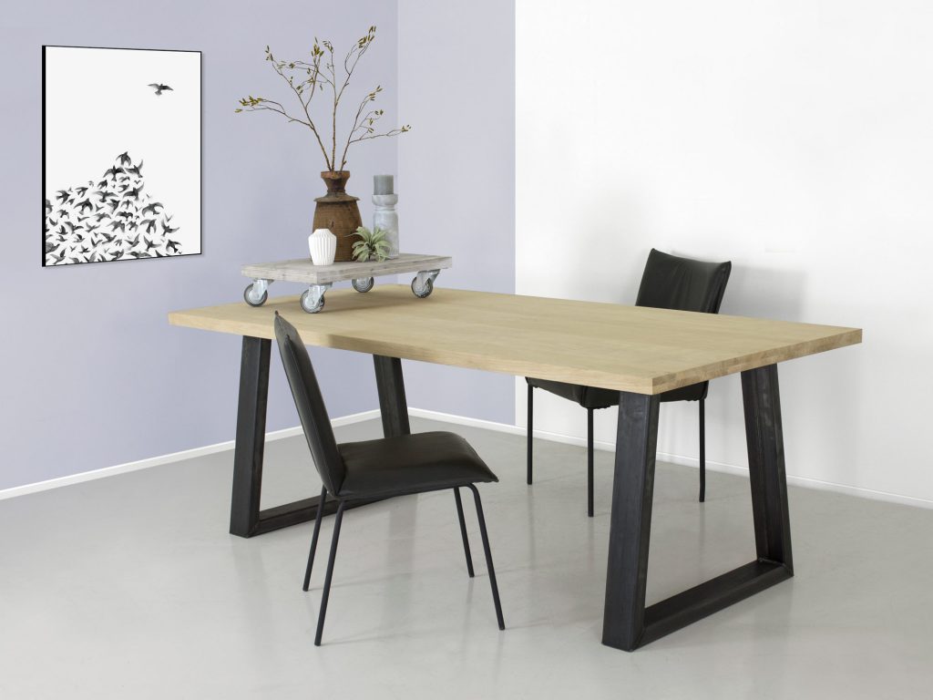 Maatwerk eettafel Tony met eikenhouten tafelblad en industriele trapezepoot.