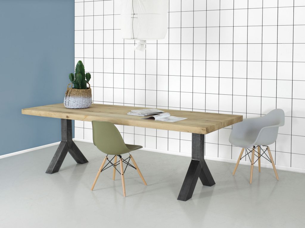 Eikenhouten tafel met Y-poot helemaal op maat gemaakt. Het tafelblad is van massief eikenhout.