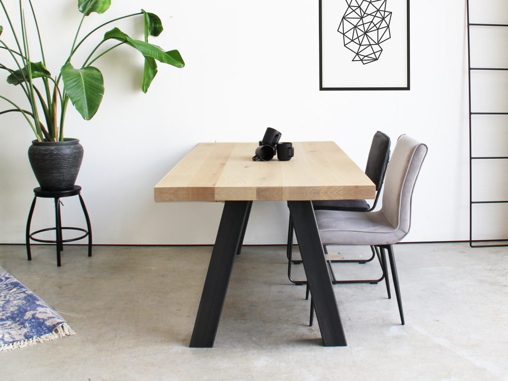 Eikenhouten Tafel met V Poot op maat gemaakt.