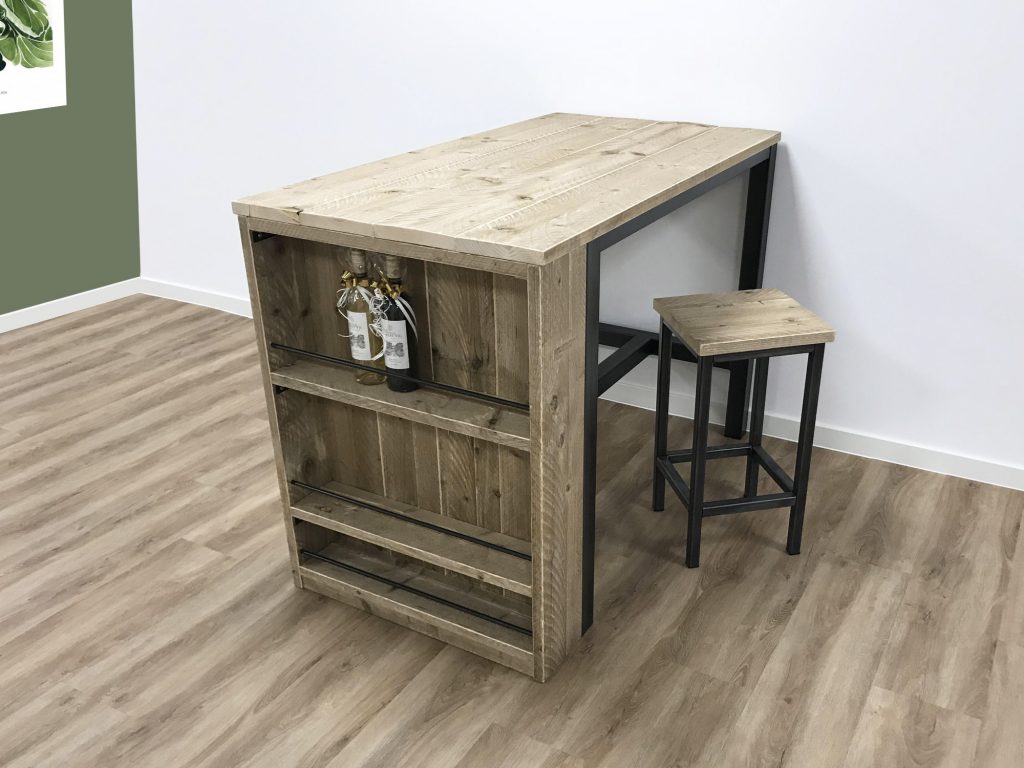 Industriele bartafel op maat gemaakt met steigerhouten blad en kast